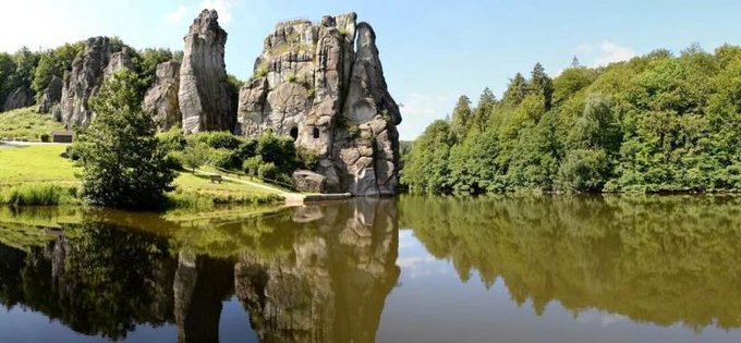 Die Externsteine gehören zwar noch zum Teutoburger Wald, die markante Sandstein-Felsformation liegt aber schon knapp in Nordrhein-Westfalen - IMAGO / Panthermedia