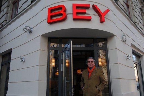 Adnan vor seinem Restaurant Bey in Berlin Foto: Honza Klein