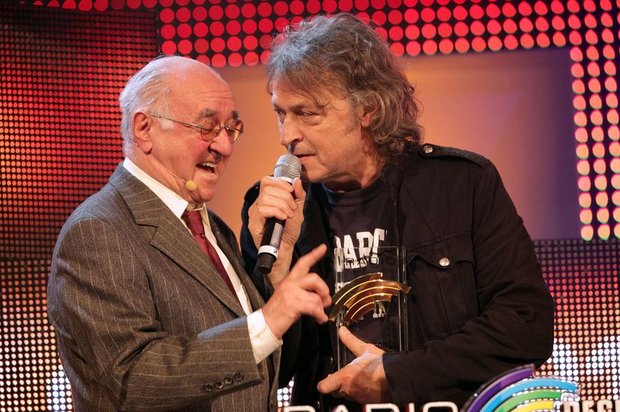 Alfred Biolek und Wofgang Niedecken ( BAP ) bei der Verleihung vom Radio Regenbogen Award in Karlsruhe im Jahr 2011 Foto: IMAGO / APress 