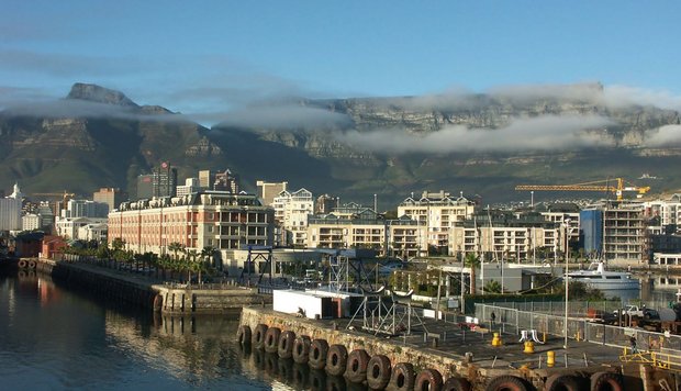 Kapstadt Hafen mit Tafelberg Foto: IMAGO / blickwinkel