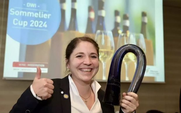 Katharina Iglesias, Sommelière in der wineBank in Hamburg, hat den "Sommelier-Cup 2024" gewonnen - Foto: Deutsches Weininstitut (DWI) 