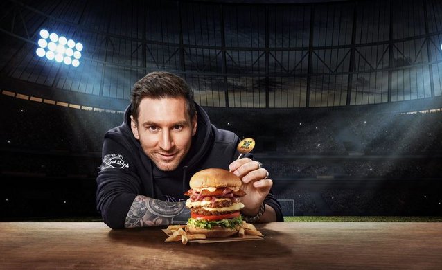 Lionel Messi mit seinem Messi Burger Foto: Hard Rock Cafe 