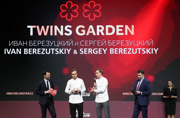 Michelin Guides International Director Gwendal Poullennec zeichnet Twins Garden Chefs Ivan und Sergei Berezutsky in der Zaryadye Concert Hall mit 2 Sternen aus Foto: IMAGO/ITAR-TASS