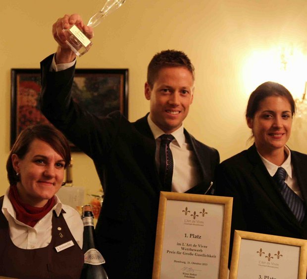 Foto: L'Art de Vivre - von links nach rechts: Jenny Kunaschk (A-ROSA Travemünde. 2. Platz), Gewinner Simon Oberhofer (Hotel Castel in Südtirol), Frau Denise Hänscheid (A-ROSA Sylt, 3. Platz).
