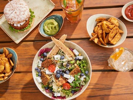 „Veganer Sommer“ bei Hans im Glück: Die Burgerkette ist 2022 auf Platz 1 des Gastronomie-Rankings. Bild: Hans im Glück