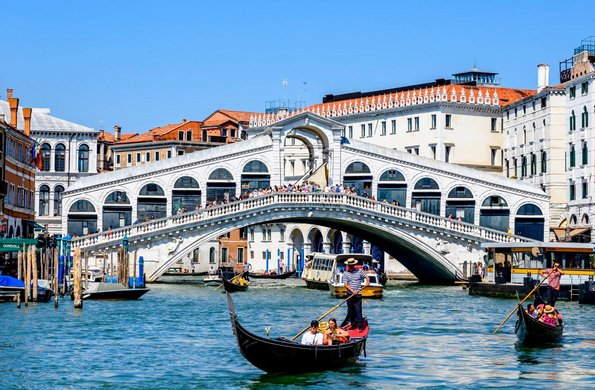 Venedig - Canal Grande mit Rialtobrücke und Gondeln - Foto: IMAGO / Nordphoto