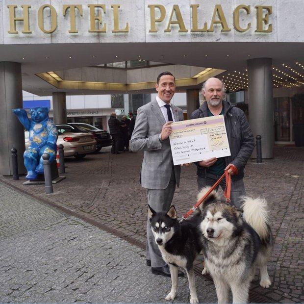 Foto v.r.n.l.: Ralf Hewelcke (Nordische in Not e.V.), Michael Frenzel (Hotel Palace Berlin) Scheckübergabe Februar 2020
