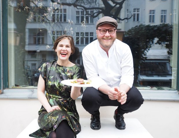 Kochen für Helden: Ilona Scholl und Max Strohe vom Restaurant Tulus Lotrek in Berlin Foto: IMAGO / HiPi