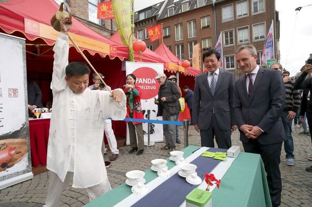 OB Thomas Geisel und der chinesische Generalkonsul Feng Haiyang bei einer Teezeremonie beim Chinafest auf dem Düsseldorfer Marktplatz © Foto: Landeshauptstadt Düsseldorf/Ingo Lammert