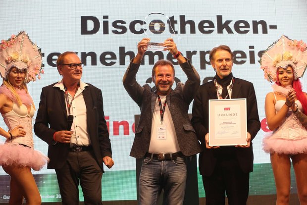 Erfolgsgastronom: Der Preisträger Rainer Reichert freut sich mit BDT-Präsident Hans-Bernd Pikkemaat (l.) und BDT-Geschäftsführer RA Stephan Büttner (r.) über den begehrten Branchen-Award.