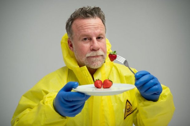 "Vergiftete Äpfel gibt es nicht nur im Märchen." Jenke von Wilmsdorff wagt den Selbsttest in "JENKE. Das Food-Experiment. Was essen wir wirklich?" Foto: ProSieben 