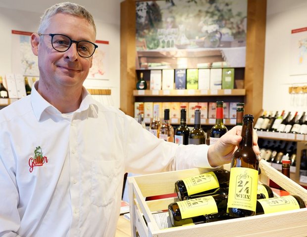 Kick-off zur ProWein 2023: Das Bioweingut Galler füllt seinen Wein in 0,5-Liter-Bierflaschen - Foto: Messe Düsseldorf / ctillmann