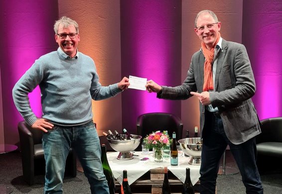 Spendenscheckübergabe zwischen Claus Burmeister (links) und Peer F. Holm (rechts) Foto: Sommelier Union Deutschland