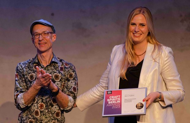 Thomas Kochan mit Sarah Grawe von der Feinbrennerei Sasse, Gewinner des Sonderpreises „Best in Tradition 2023“ © Selina Schrader