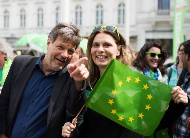 Sarah Wiener mit Robert Habeck im Wiener EU-Wahlkampf - Foto: IMAGO / Eibner Europa