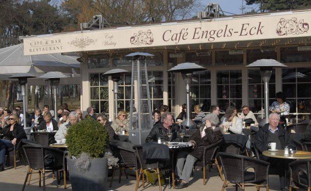 So sah es vor Corona im Engels-Eck - auch Cafe Wichtig genannt - in Timmendorf aus Foto: IMAGO / Heiko Feddersen