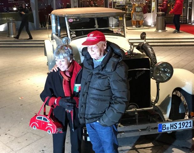 Niki Lauda mit der erst kürzlich ebenfalls verstorbenen Berliner Auto-Legende Heidi Hetzer Foto: Niko Rechenberg
