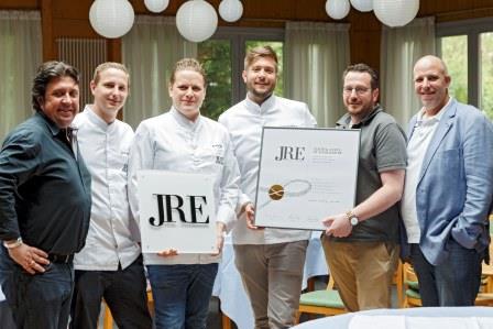 Jeunes Restaurateurs JRE-Präsident Alexander Dressel (l.), Vize-Präsident Andreas Hillejan (2.v.r.) und Vorstandsmitglied Marco Rückl (r.) begrüßten Jan-Philipp Berner (2.v.l.), Markus Pape (3.v.l.) und Benjamin Maerz (3.v.r.) in der Vereinigung