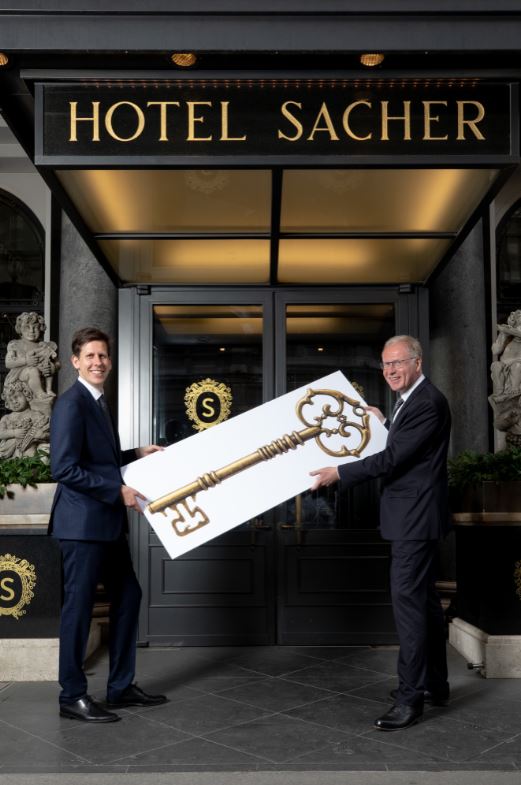 Symbolische Schlüsselübergabe vor dem Hotel Sacher Wien; Andreas Keese und Reiner Heilmann; Foto: JAKOB GSOELLPOINTNER