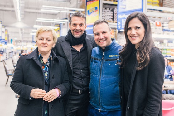 Tim Raue mit Schauspieler Kai Wiesinger und Bettina Zimmermann sowie der Politikerin Renate Künast