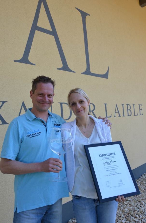Freude über eine weitere hohe Auszeichnung für das Weingut Alexander Laible. Alexander und Corinna Laible mit der Trophäe „Weingut des Jahres International 2020“. Foto: Susanne Wagner-Köppel