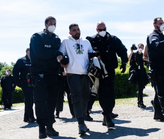 Attila Hildmann (Vegan for Fit) wird auf einer Demonstration von Polizeikräften abgeführt Foto: imago images / Carsten Thesing