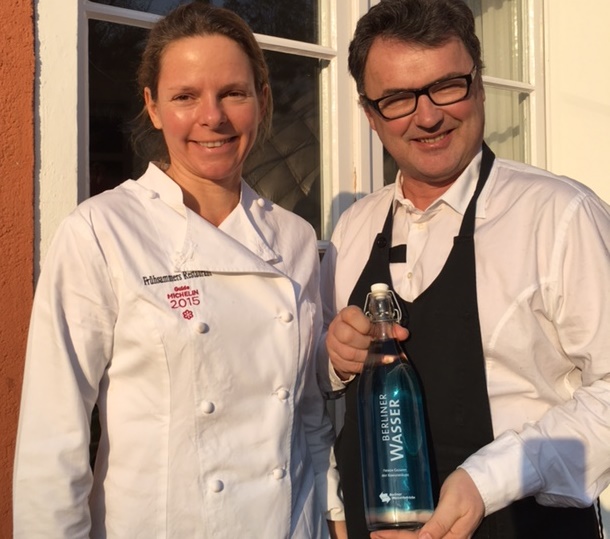 Peter und Sonja Frühsammer bieten den Gästen Berliner Wasser in ihrem Sternerestaurant und im Bistro aus der neuen blauen Flasche der Berliner Wasserbetriebe.